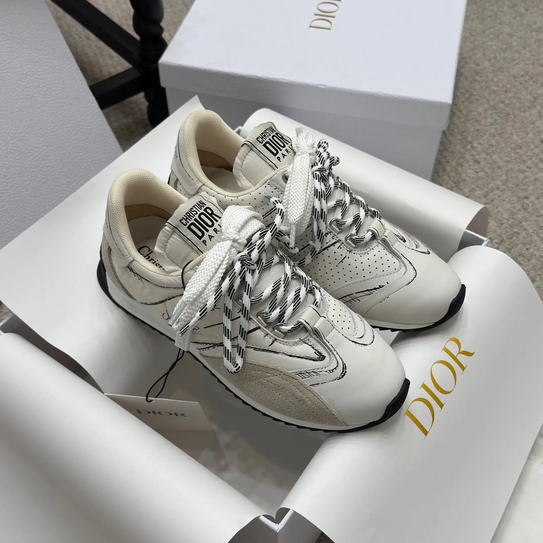 👟👟Ex-factory price 580👟👟 Original purchase and development 𝐂h𝐑𝐈𝐒𝐓𝐈𝐀𝐍 𝐃𝐈or This Dior Vibe Dior sneaker incorporates Dior's haute couture spirit and reinterprets the classic running shoes, moral training shoes. Forrest Gump shoes. Matched with Oblique Printed 3D printing technology reproduces the original fabric to create a contrasting modern style. The details are displayed with a 3D effect, and the iconic details of the logo decoration on the side and back are further embellished. It complements various casual or elegant items to create a modern look.  ✅The tongue is decorated with the Christian Dior PARIS Logo in 3 different colors and overlapping fabric lines. It is consistent with the original version. It is full of details. Welcome to compare and compare with the ordinary version on the market. ✅The original rubber TPU sole is decorated with the DIOR logo. The convex and concave rubber sole is decorated with the Christian Dior lucky star symbol. ✅Size: 35-40 (41 can be customized)